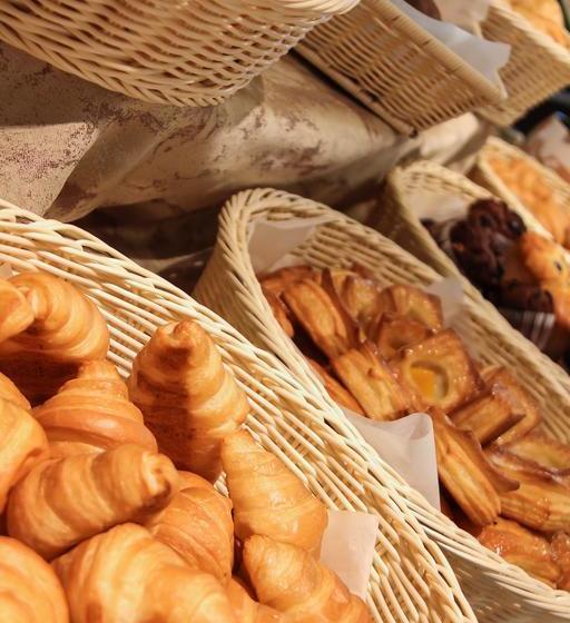 مسافرخانه Lagoon Hotel & Resort