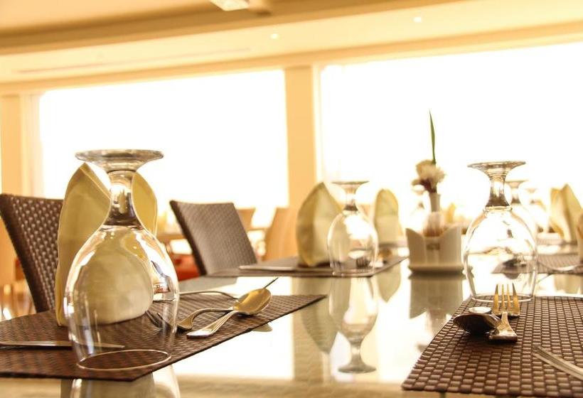 مسافرخانه Lagoon Hotel & Resort