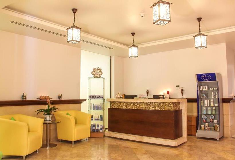 مسافرخانه Lagoon Hotel & Resort