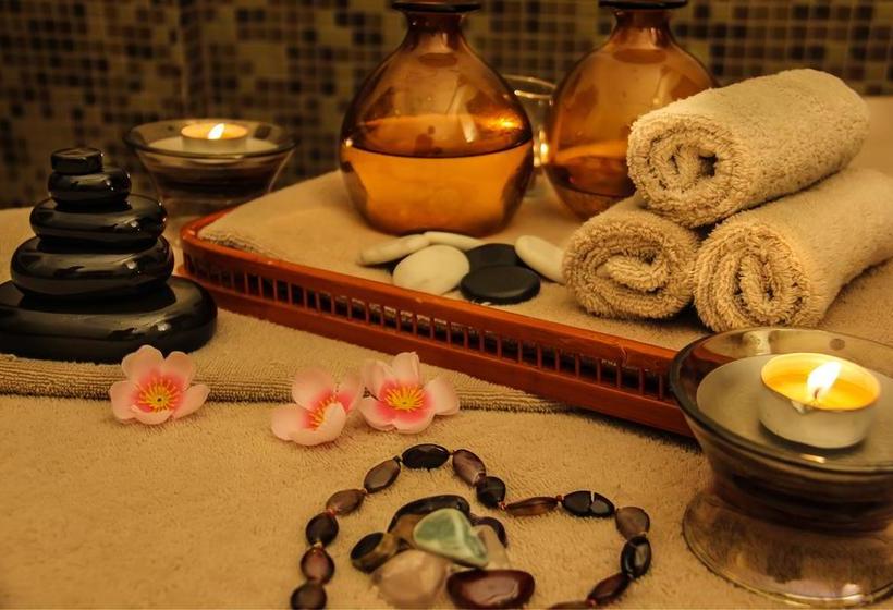 مسافرخانه Lagoon Hotel & Resort