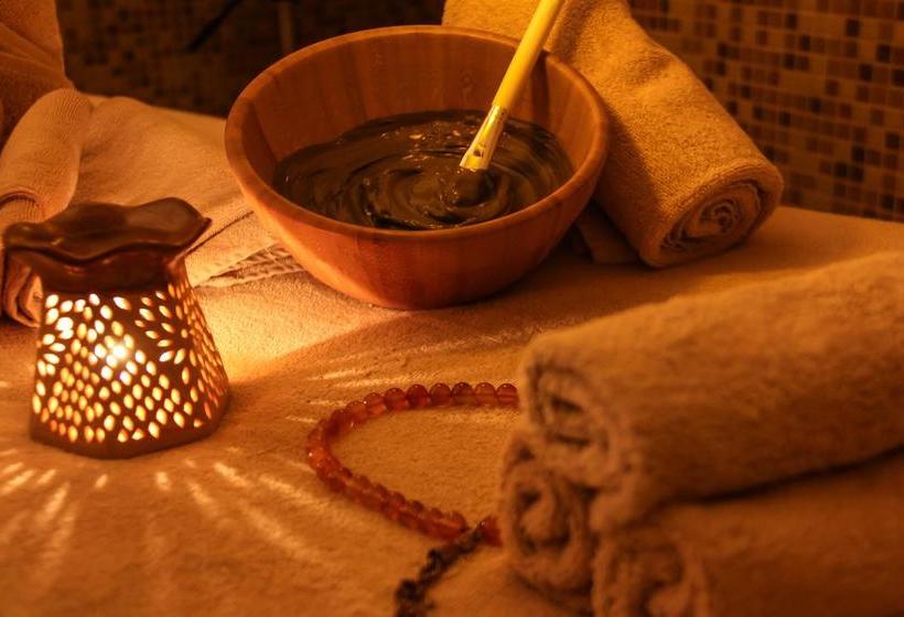 مسافرخانه Lagoon Hotel & Resort