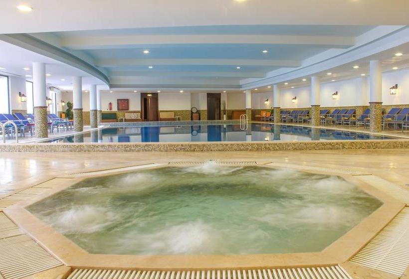 مسافرخانه Lagoon Hotel & Resort