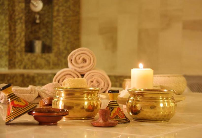 مسافرخانه Lagoon Hotel & Resort