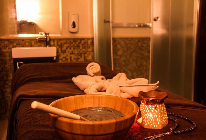 مسافرخانه Lagoon Hotel & Resort