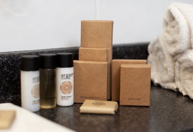 Отель Portrush Adelphi