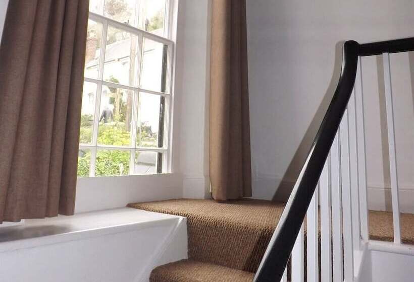 Отель Cadgwith Cove Inn