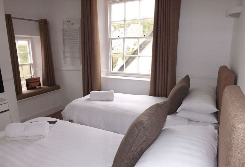 Отель Cadgwith Cove Inn