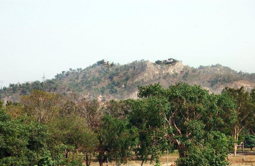 בית מלון כפרי New Aditya