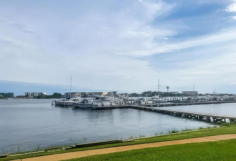 فندق Pirates Bay Guest Chambers and Marina