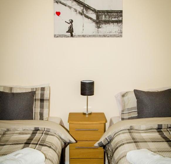 Отель Vale Of York