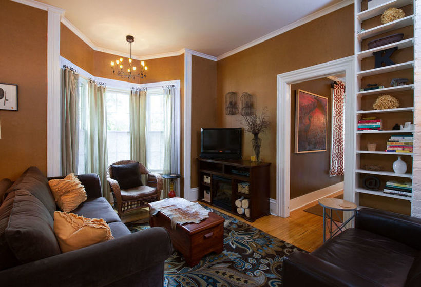 مبيت وإفطار Kara S Kottages @ W. Main St