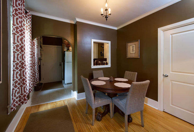 مبيت وإفطار Kara S Kottages @ W. Main St