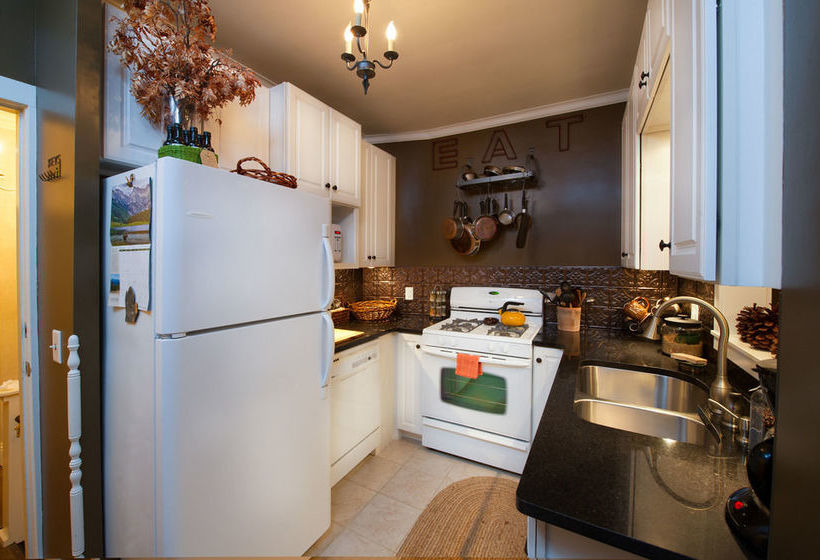 مبيت وإفطار Kara S Kottages @ W. Main St