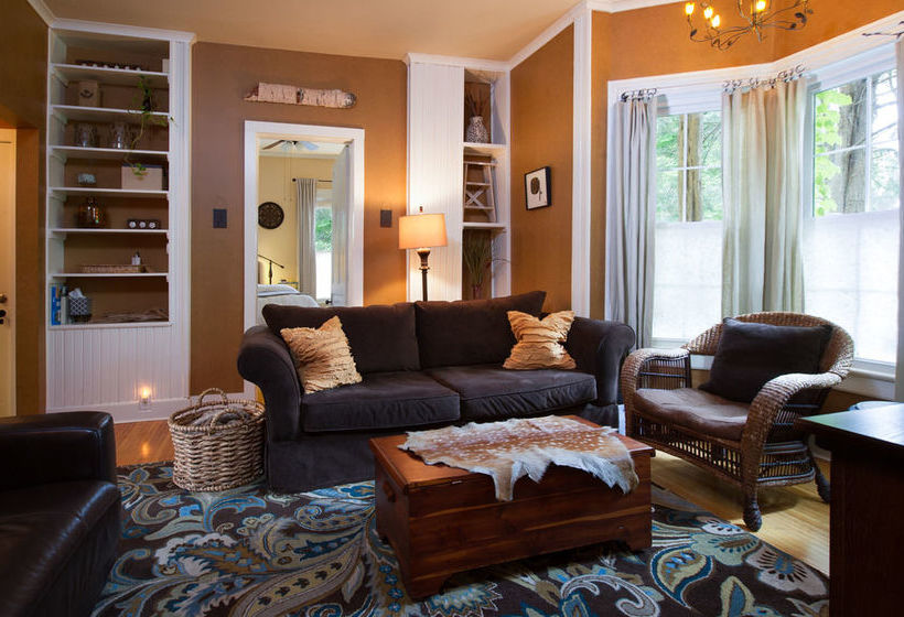 مبيت وإفطار Kara S Kottages @ W. Main St