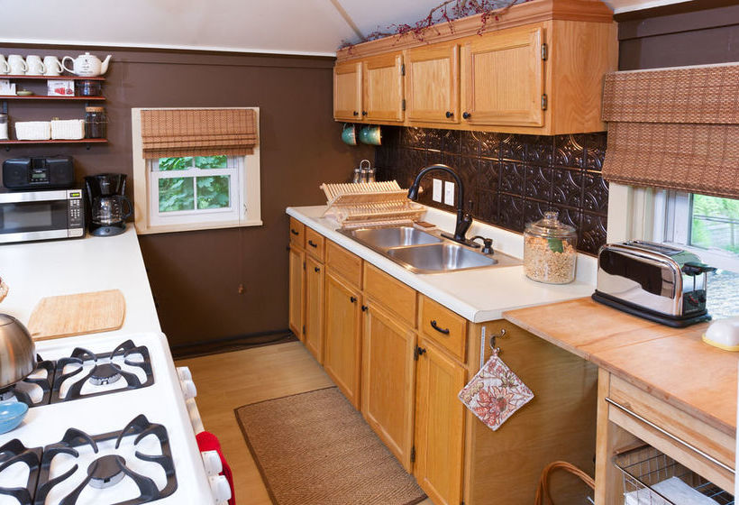 مبيت وإفطار Kara S Kottages @ W. Main St