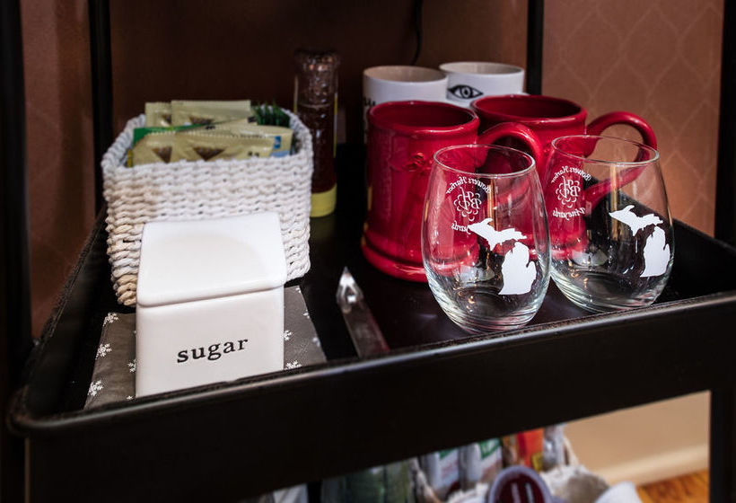 مبيت وإفطار Kara S Kottages @ W. Main St