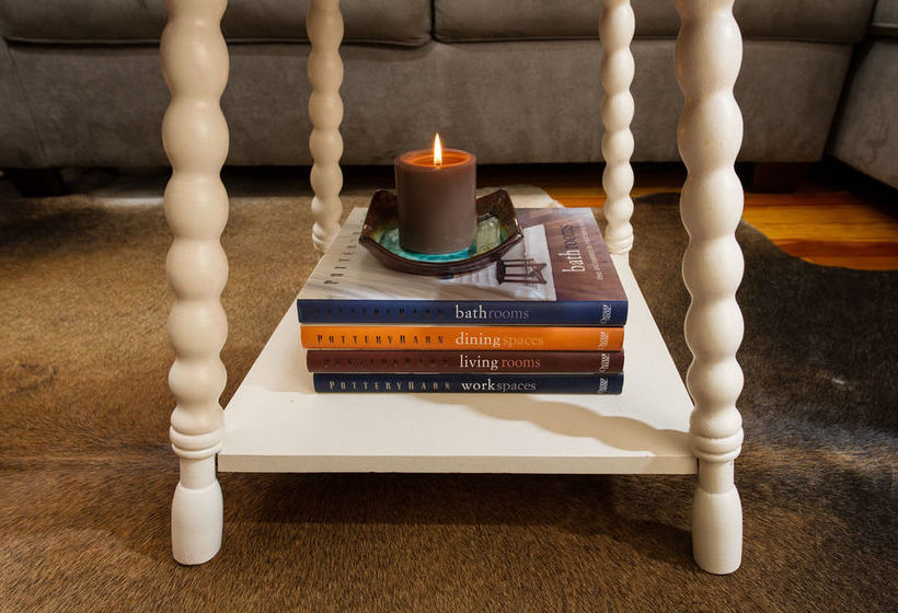 مبيت وإفطار Kara S Kottages @ W. Main St