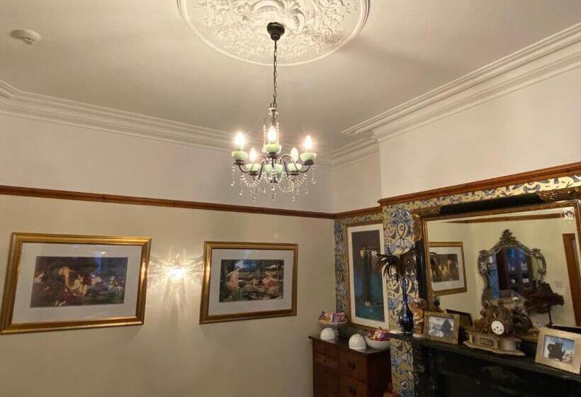 بنسيون Elm Tree Lodge