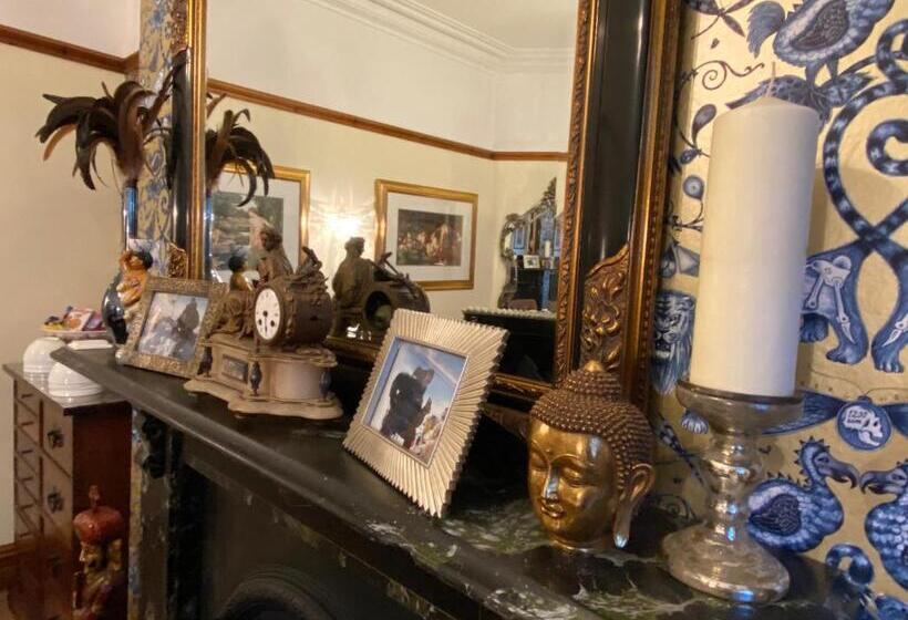 بنسيون Elm Tree Lodge