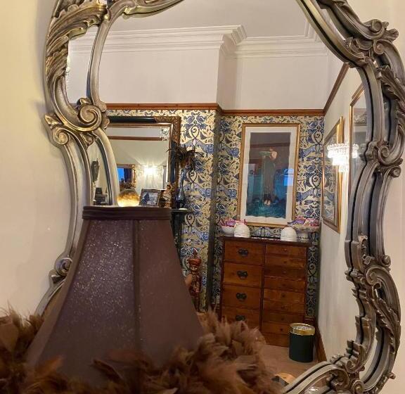 بنسيون Elm Tree Lodge