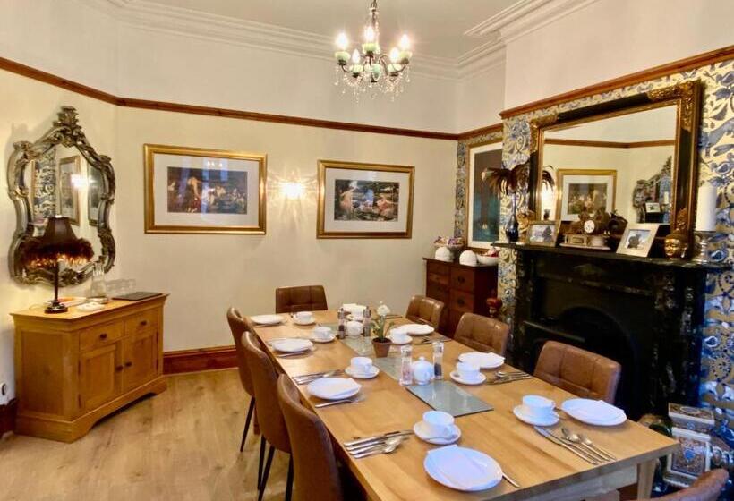 بنسيون Elm Tree Lodge