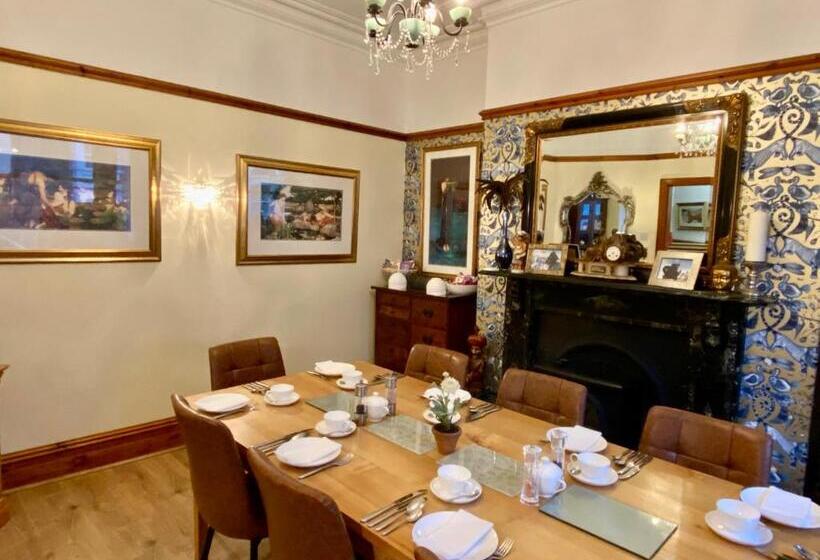 بنسيون Elm Tree Lodge