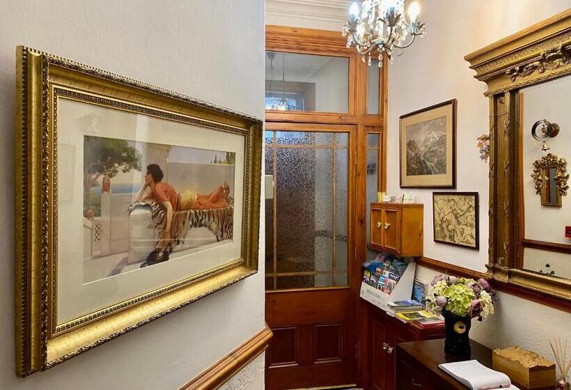 بنسيون Elm Tree Lodge