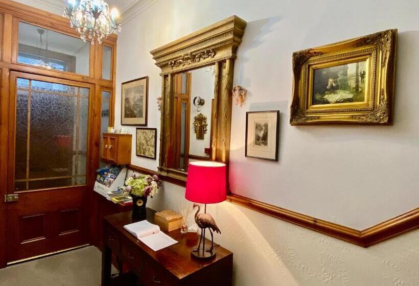 بنسيون Elm Tree Lodge