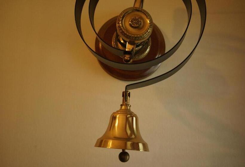 بنسيون Elm Tree Lodge