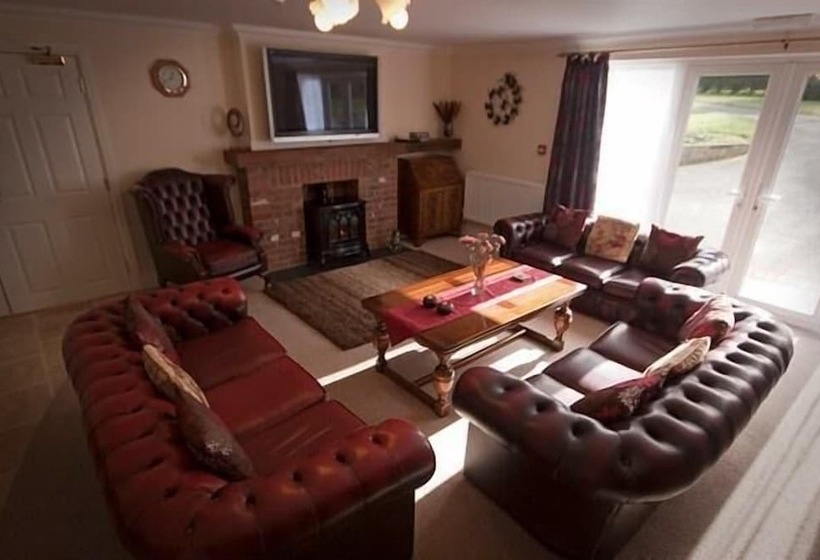 פנסיון Lovesgrove Country Guest House