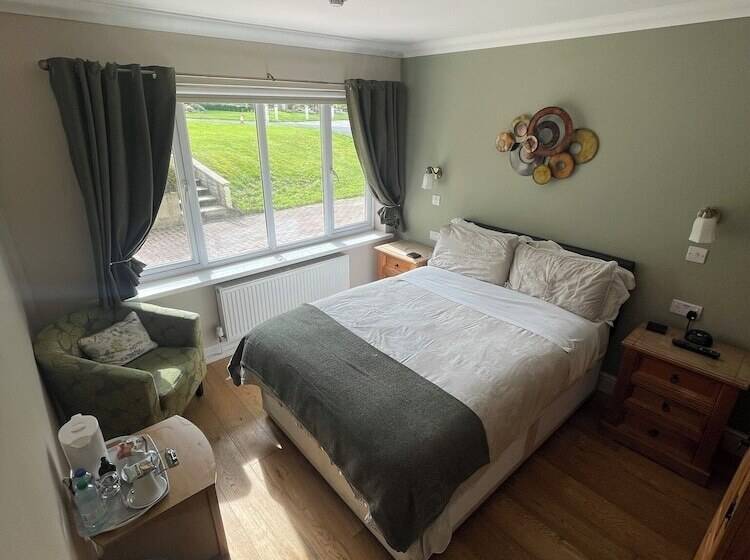 פנסיון Lovesgrove Country Guest House