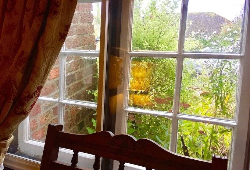 פנסיון Thatched Cottage