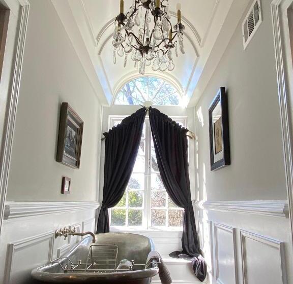 The Twelve Oaks Bed & Breakfast