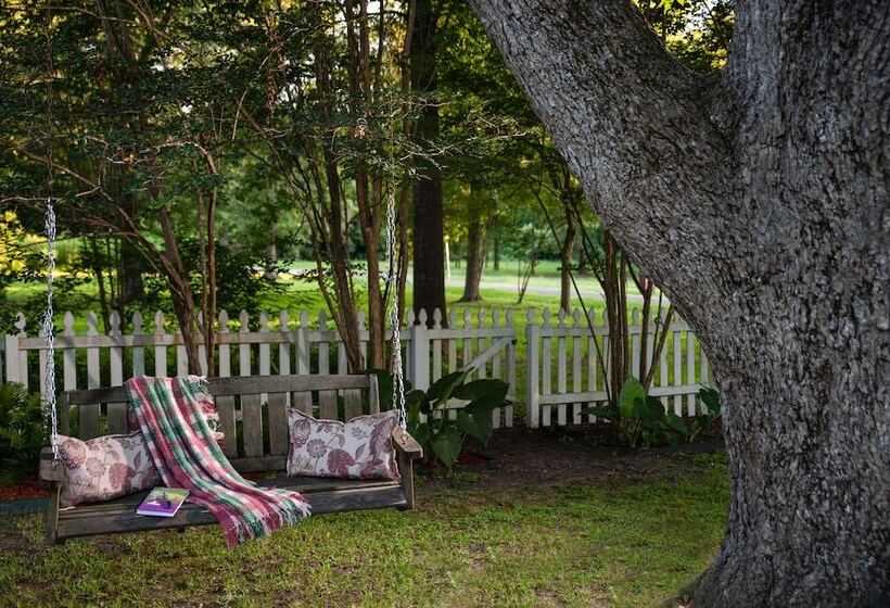 White Oak Manor Bed And Breakfast