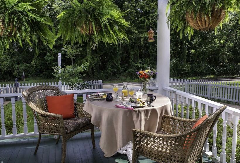 White Oak Manor Bed And Breakfast