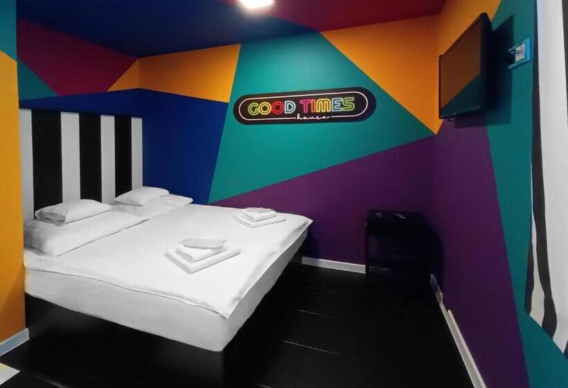 هاستل Good Times House