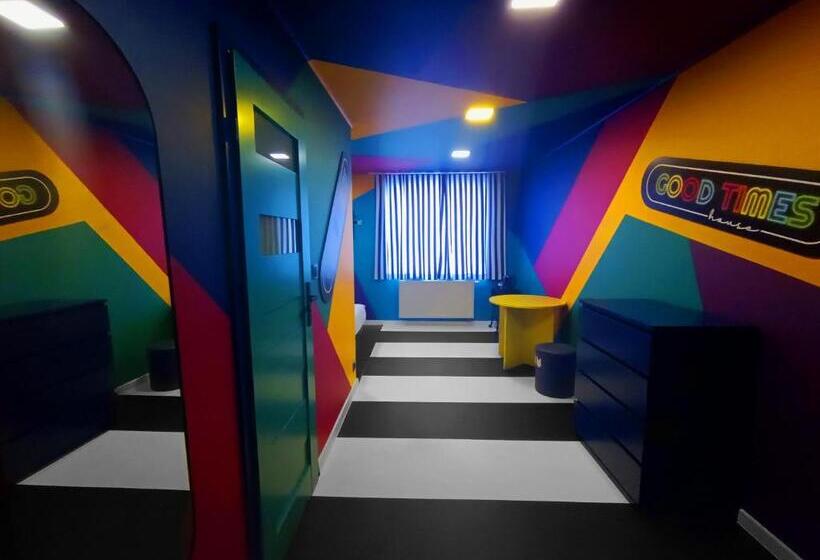 هاستل Good Times House