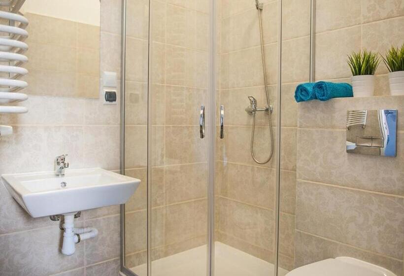 הוסטל Open Tours