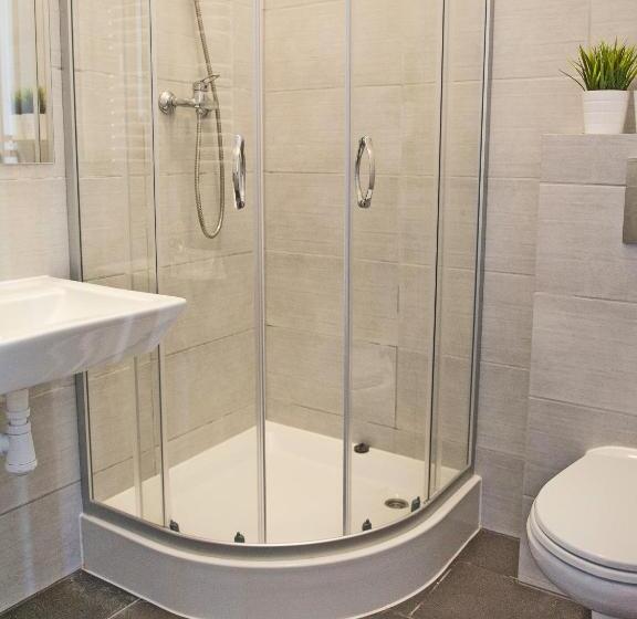 הוסטל Open Tours