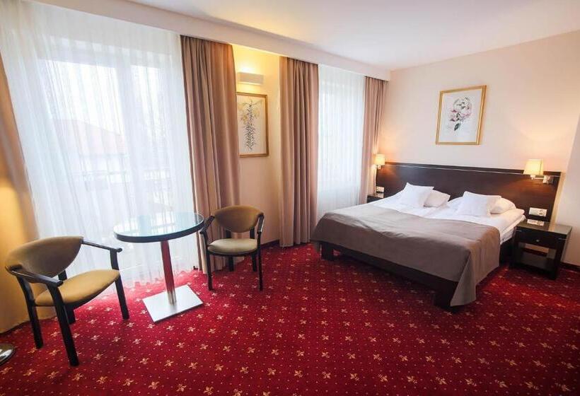 فندق صغير Restauracja Hotel Vip