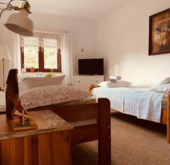 فندق صغير Restauracja Pensjonat Buda