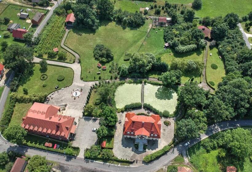 הוסטל Zespół Pałacowo Parkowy Bądzów