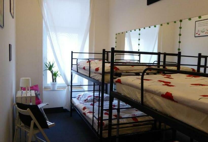 Flyfly Hostel , Darmowy Parking , Rezerwuj Przez Urządzenia Mobilne  10 Procent