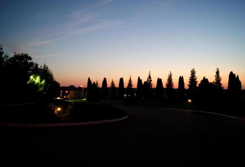 בית מלון כפרי Holidays