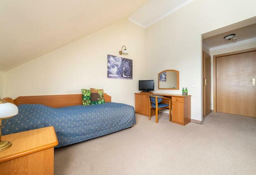 فندق Pałac Pod Kampinosem   Blisko Warszawy