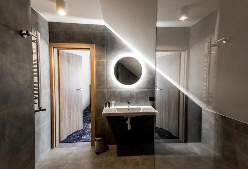 فندق على الطريق Zodiak