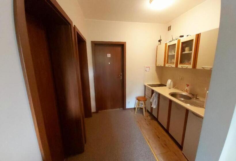 פנסיון Dom Na Folwarku Pokoje I Apartamenty, Bezpłatny Zamykany Parking Na Terenie Posesji