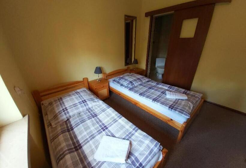 פנסיון Dom Na Folwarku Pokoje I Apartamenty, Bezpłatny Zamykany Parking Na Terenie Posesji