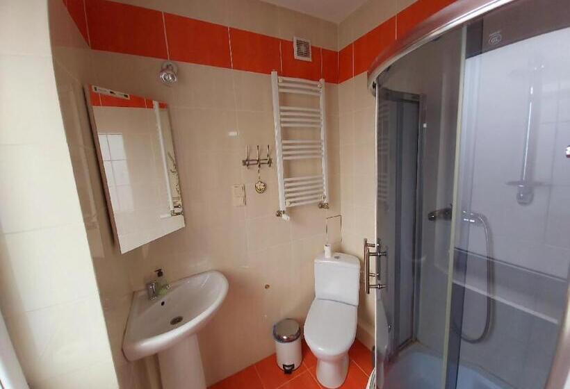 פנסיון Dom Na Folwarku Pokoje I Apartamenty, Bezpłatny Zamykany Parking Na Terenie Posesji