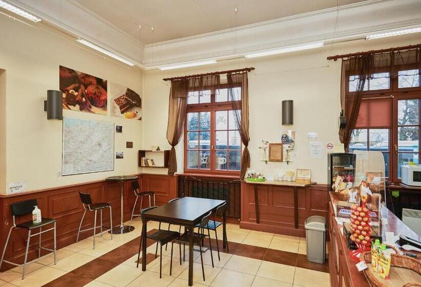 Quadrans Hostel And Caffee Na Dworcu Kolejowym Modlin 7 Min Jazdy Lotniskowym Autobusem Wahadłowym